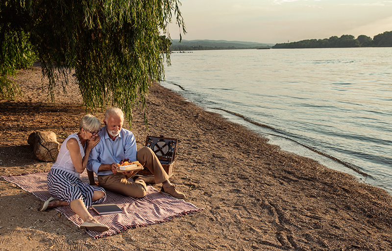 Couple enjoying picnic